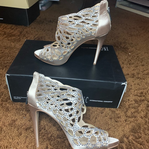 ✨✨Open toe Bisque Satin Heels✨✨ - Picture 4 of 6